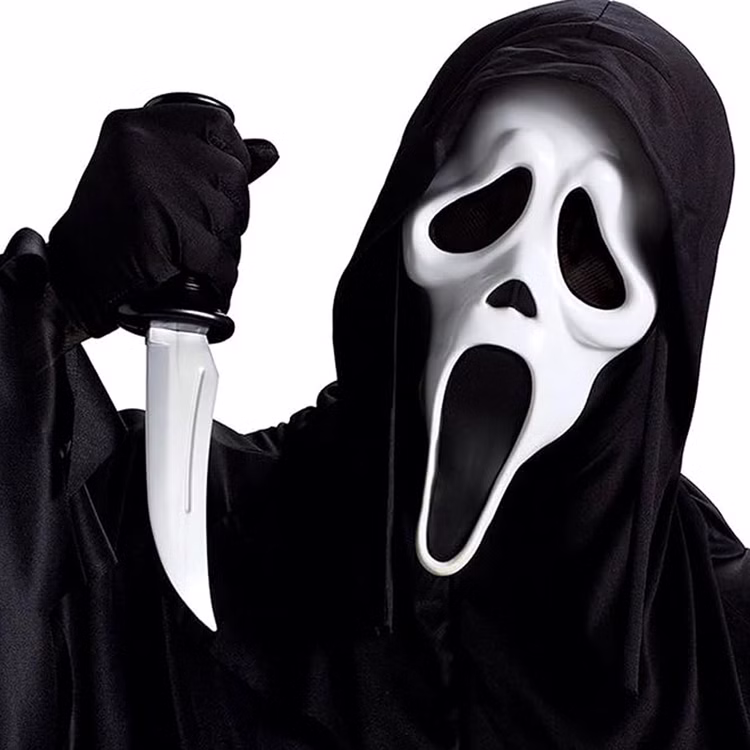 Ghost Face Maske mit schwarzer Kapuze Halloween-Maske für Erwachsene Original Ghost Face™ Maske mit angenähter schwarzer Kapuze Kostüm-Zubehör Halloween Fasching Karneval Mottoparty Person trägt eine Ghost Face™ Maske mit schwarzer Kapuze und hält ein Messer-Accessoire in der Hand. Stimmungsbild für Halloween-Kostüme.