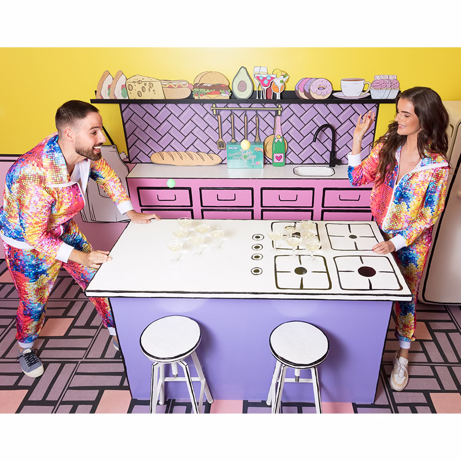 Disco Jogginganzug Herren Damen Party Szene Damen und Herren im bunten Disco-Jogginganzug bei einer farbenfrohen Retro-Party als Partner- oder Gruppenkostüm.