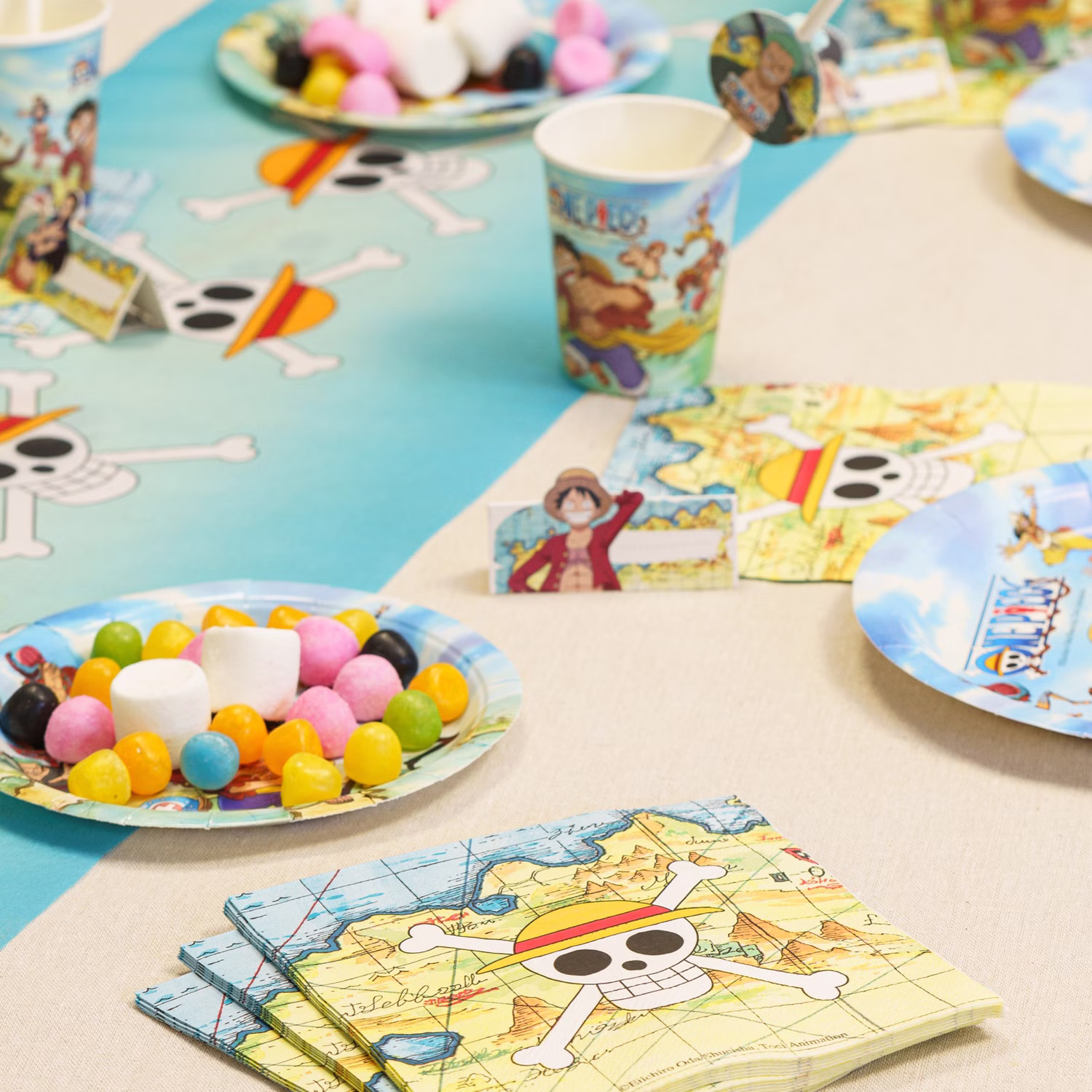 XXL One Piece Party-Set Kindergeburtstag 65-tlg. Party-Deko Tischdeko Deko Dekoration Kindergeburtstag Geburtstag Manga Anime Comic Filmheld Party-Geschirr Dekorativer Geburtstagstisch mit One Piece Party-Geschirr.