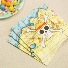 XXL One Piece Party-Set Kindergeburtstag 65-tlg. Party-Deko Tischdeko Deko Dekoration Kindergeburtstag Geburtstag Manga Anime Comic Filmheld Party-Geschirr One Piece Servietten mit Totenkopf-Motiv liegen auf einem gedeckten Tisch bereit.