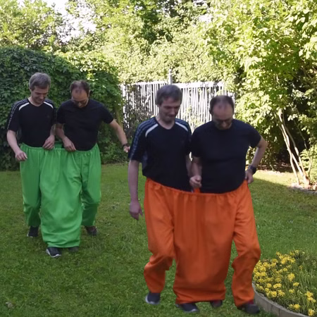 Party-Spiel mit 2 Doppelhosen für 4 Personen Party-Spaß Wettrennen inklusive Spielideen Hochzeit Geburtstag Partyspiel Fasching Karneval Mottoparty Wettrennen im Garten mit zwei Teams in grüner Doppelhose und orangefarbener Doppelhose