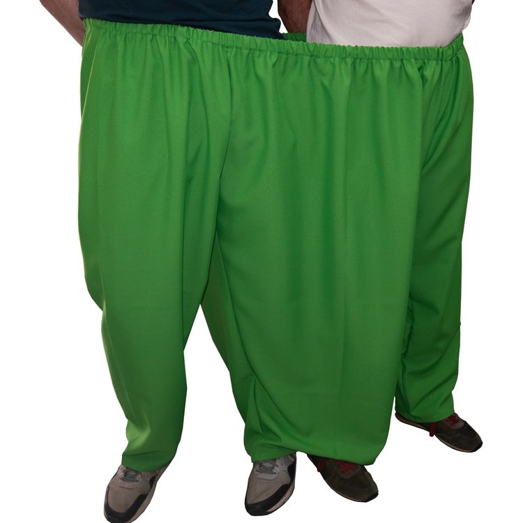 Wettrennen im Garten mit zwei Teams in grüner Doppelhose und orangefarbener Doppelhose