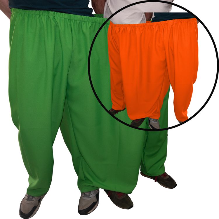 Wettrennen im Garten mit zwei Teams in grüner Doppelhose und orangefarbener Doppelhose