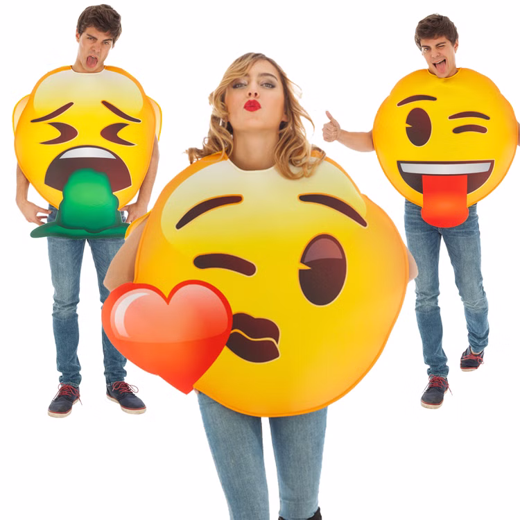 Emoji Kostüm Kuss zuwerfendes Gesicht Kussmund für Teenager und Erwachsene Fasching Karneval Mottoparty Paar- und Gruppenkostüme Erwachsenen Emoji Kostüm Kuss zuwerfendes Gesicht Kussmund im Vordergrund mit Emoji Kostüm Zwinkerndes Gesicht und Emoji Kostüm kotzendes Gesicht im Hintergrund