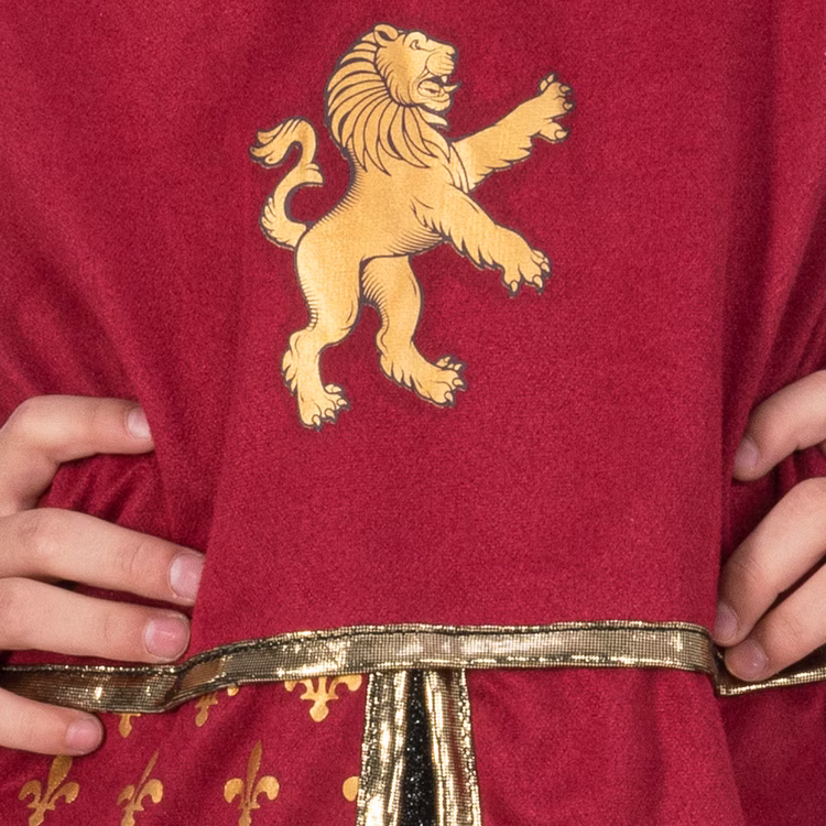 Ritter Kostüm Prinz Lion Heart für Kinder Gr. 104-140 Mittelalter Fasching Karneval Mottoparty Mittelalterfest Ritterfest Kinderfasching Kindergeburtstag Rollenspiel Detailaufnahme der weinroten Tunika mit goldenem Löweneblem in der Mitte