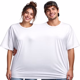 Ein Paar trägt gemeinsam das weiße unbedruckte Doppel-T-Shirt für zwei Personen und lächelt in die Kamera. Hinweis: KI generiertes Bild