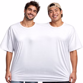 Zwei unterschiedlich aussehende Männer tragen gemeinsam das weiße Doppel-T-Shirt für zwei Personen vor weißem Hintergrund. Hinweis: KI generiertes Bild