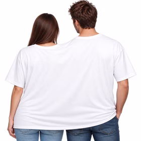 Frau und Mann tragen gemeinsam das weiße Doppel-T-Shirt für zwei Personen in der Rückansicht vor weißem Hintergrund. Hinweis: KI generiertes Bild