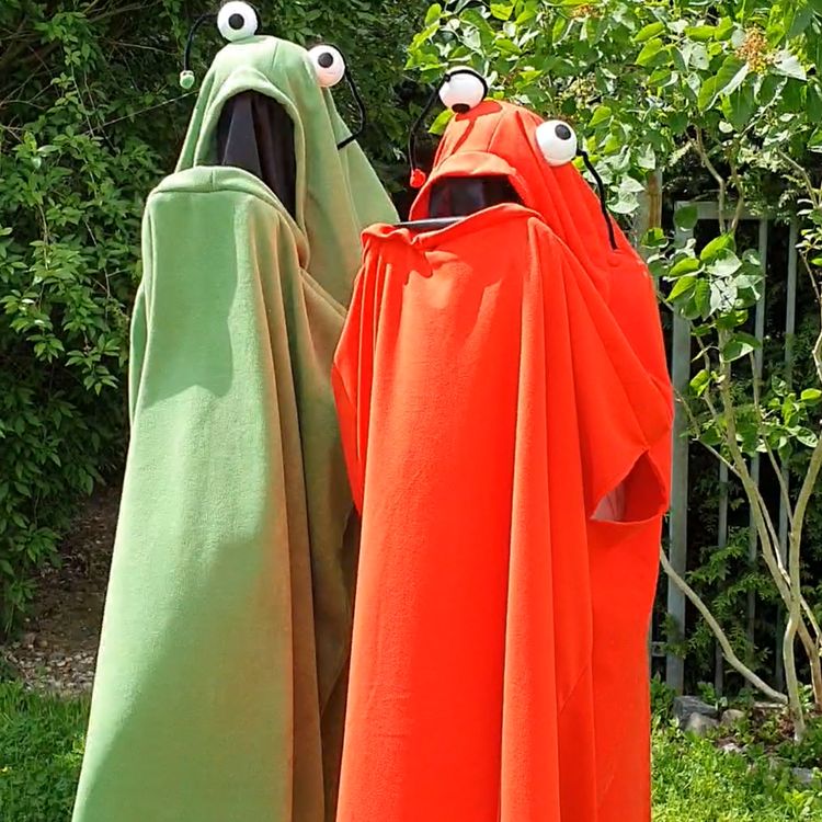 Rotes und Grünes Monster Kostüm gemeinsam von Vorne