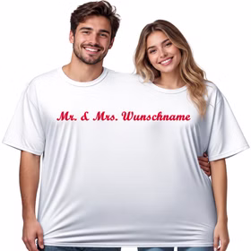 Doppel T Shirt Mr Mrs Wunschnachname Paar Lachendes Paar trägt gemeinsam das weiße Doppel-T-Shirt „Mr. & Mrs. Wunschname“ mit personalisiertem Nachnamen. Hinweis: KI generiertes Bild