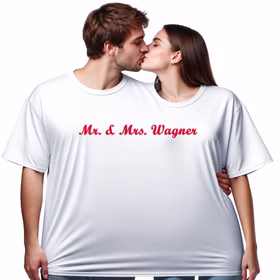 Doppel T Shirt Mr Mrs Wagner Kuss Küssendes Paar trägt gemeinsam das personalisierte Doppel-T-Shirt „Mr. & Mrs. Wagner“ vor weißem Hintergrund. Hinweis: KI generiertes Bild