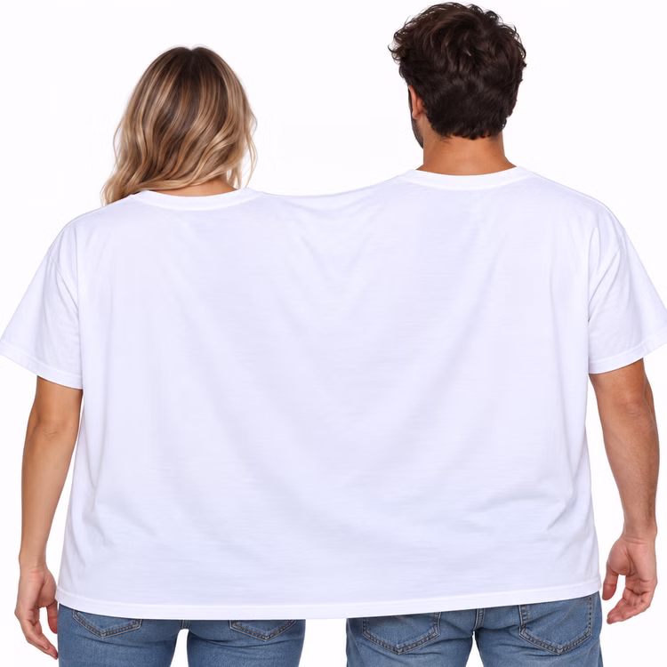 Doppel T-Shirt Save the Date Rückansicht Eine Frau und ein Mann tragen gemeinsam das weiße Doppel-T-Shirt für zwei Personen in der Rückansicht. Die Rückseite ist ohne Aufdruck. Hinweis: KI generiertes Bild