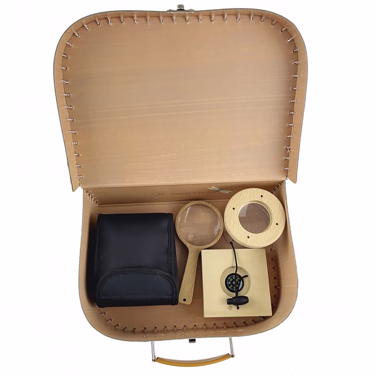Outdoor Naturforscher mit Fernglas Kompass Lupe 5-tlg. Holzspielzeug für Kinder Geschenkidee Entdecken Rollenspiel Outdoor Naturforscher-Set mit geöffnetem Koffer von Oben
