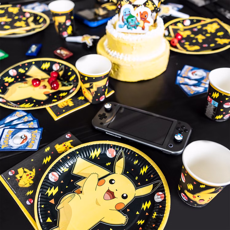Pokémon Pappteller 8 Stück Ø 23 cm Pikachu Partygeschirr Geburtstag Deko Partyzubehör Kindergeburtstag gedeckter Tisch Gedeckter Pokémon-Partytisch mit Pikachu-Tellern, passenden Bechern und Servietten sowie Geburtstagstorte und Spielkonsole.