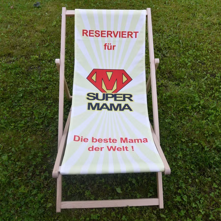 Super Mama Liegestuhl Geschenk für Mama zum Geburtstag & Muttertag Beste Mama der Welt Geschenkidee SALE Muttertag Heldin des Alltags Originelles Muttertagsgeschenk Liegestuhl mit Motiv Super-Mama von Vorne im Gras stehend
