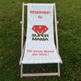 Super Mama Liegestuhl Geschenk für Mama zum Geburtstag & Muttertag Beste Mama der Welt Geschenkidee SALE Muttertag Heldin des Alltags Originelles Muttertagsgeschenk Liegestuhl mit Motiv Super-Mama von Vorne im Gras stehend