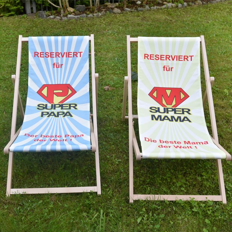 Super Mama Liegestuhl Beste Mama der Welt Geschenkidee Geburtstag Liegestuhl mit Motiv Super-Mama von Vorne im Gras stehend