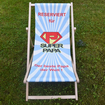 Super Papa Liegestuhl Geschenk für Papa zum Geburtstag & Vatertag Bester Papa der Welt Geschenkidee SALE Vatertag Männertag Held des Alltags Originelles Vatertagsgeschenk Liegestuhl mit Motiv Super-Papa von Vorne im Gras stehend