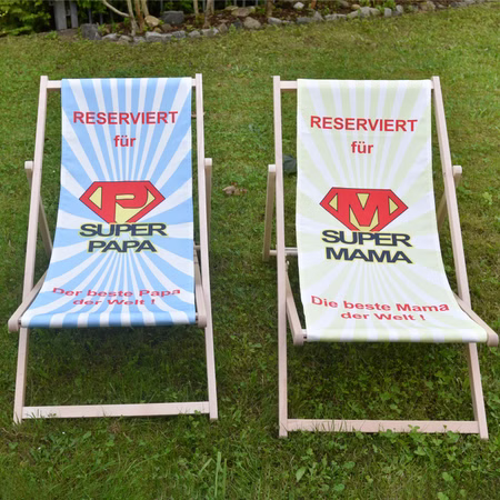 Liegestuhl Set Super Mama & Super Papa Geschenk für Eltern 2 Stück Muttertag Vatertag SALE Geschenkidee Geburtstag Geschenk Eltern Überraschung Familiengeschenk Liegestuhl mit Motiv Super-Mama und Super-Papa von Vorne im Gras stehend