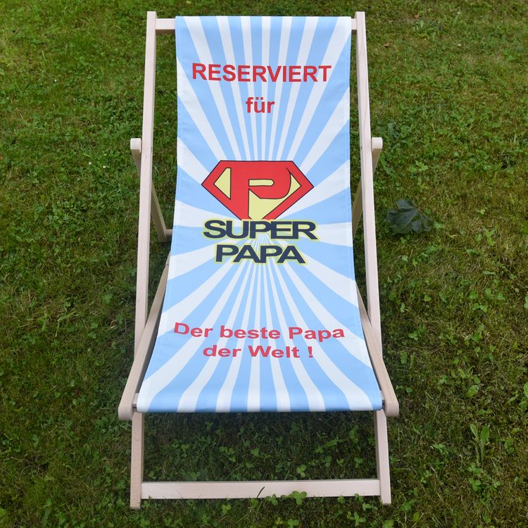 Eltern Liegestuhl Super Mama & Super Papa Geschenkidee Geburtstag 2 Stück Liegestuhl mit Motiv Super-Mama und Super-Papa von Vorne im Gras stehend