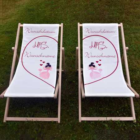 Personalisierter Partner Liegestuhl Mrs. & Mrs. mit Wunschname Datum Hochzeitsgeschenk 2 Stück Traupaar gleichgeschlechtliche Ehe Geschenkidee Hochzeit Mrs. & Mrs. Partner Liegestuhl mit Wunschname und Wunschdatum von Vorn auf einer grünen Wiese stehend
