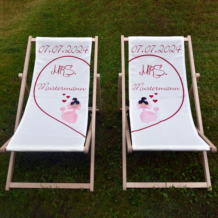 Personalisierter Partner Liegestuhl Mrs. & Mrs. mit Wunschname Datum Hochzeitsgeschenk, 2 Stück Mrs. & Mrs. Partner Liegestuhl mit Wunschname und Wunschdatum von Vorn auf einer grünen Wiese stehend