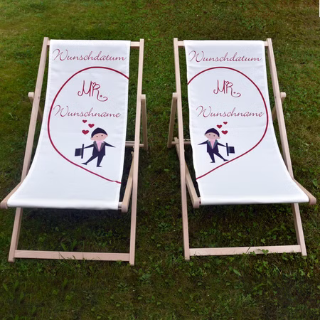 Personalisierter Partner Liegestuhl Mr. & Mr. mit Wunschname Datum Hochzeitsgeschenk 2 Stück Traupaar gleichgeschlechtliche Ehe Geschenkidee Hochzeit Mr. & Mr. Partner Liegestuhl mit Wunschname und Wunschdatum von Vorn auf einer grünen Wiese stehend
