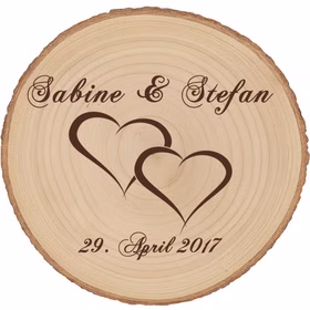 Baumscheibe mit Gravur Doppelherz Namen und Datum Hochzeit Jahrestag Holzscheibe Geschenkidee Brautpaar Hochzeitsgeschenk Personalisierte Holz-Baumscheibe mit Gravur ‚Sabine & Stefan‘, Herzmotiv und Hochzeitsdatum 29. April 2017, freigestellt vor weißem Hintergrund.