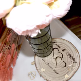 Baumscheibe mit Gravur Doppelherz Namen und Datum Hochzeit Jahrestag Holzscheibe Geschenkidee Brautpaar Hochzeitsgeschenk Personalisierte Baumscheibe als Blumenuntersetzer von oben.