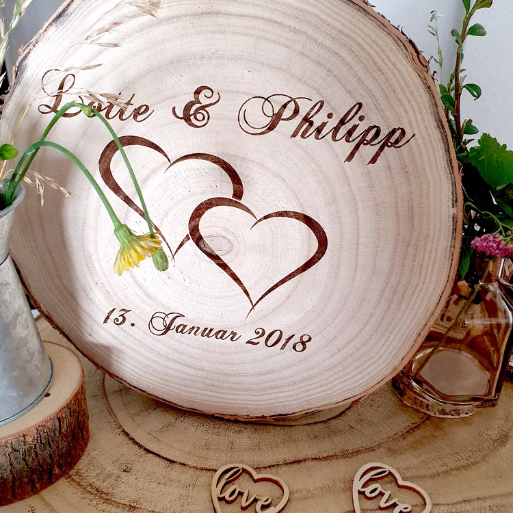 Baumscheibe mit Gravur Doppelherz Namen und Datum Hochzeit Jahrestag Holzscheibe Geschenkidee Brautpaar Hochzeitsgeschenk Personalisierte Baumscheibe mit Blumen und Deko-Herzen verziert.