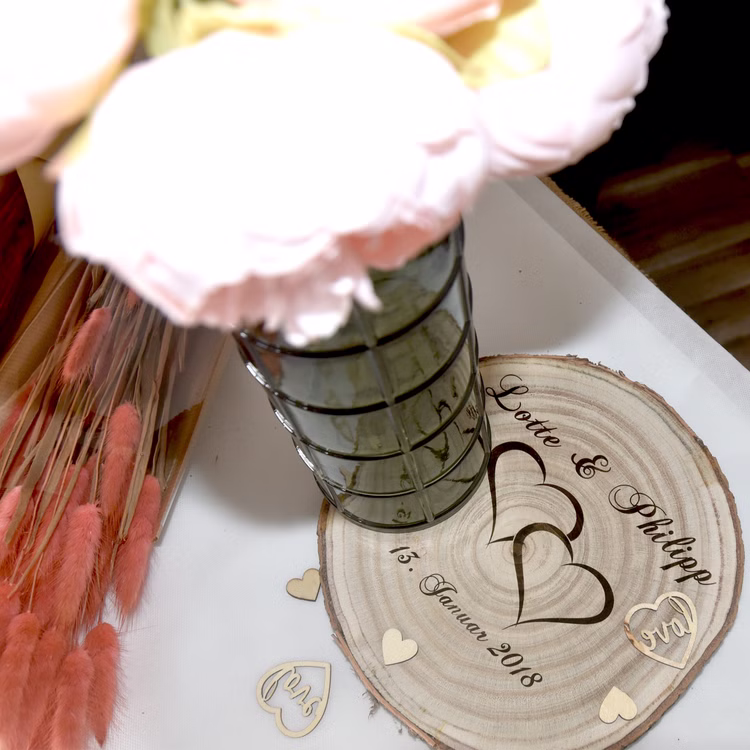 Baumscheibe mit Gravur Doppelherz Namen und Datum Hochzeit Jahrestag Holzscheibe Geschenkidee Brautpaar Hochzeitsgeschenk Personalisierte Baumscheibe als Blumenuntersetzer von oben.