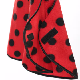 Marienkäfer Kostüm Käferle Ladybug für Kleinkinder von der Seite freigestellt mit Blick auf den seitlichen Klettverschluss unterhalb der Arme