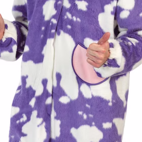Kuh Kostüm Lila Kuh Kuhnigunde für Erwachsene Onesize Tier Fasching Karneval Mottoparty Partner- und Gruppenkostüme Detailseite Kuh-Overall Plüschfell Lila mit weißen Flecken und Tasche von Vorne