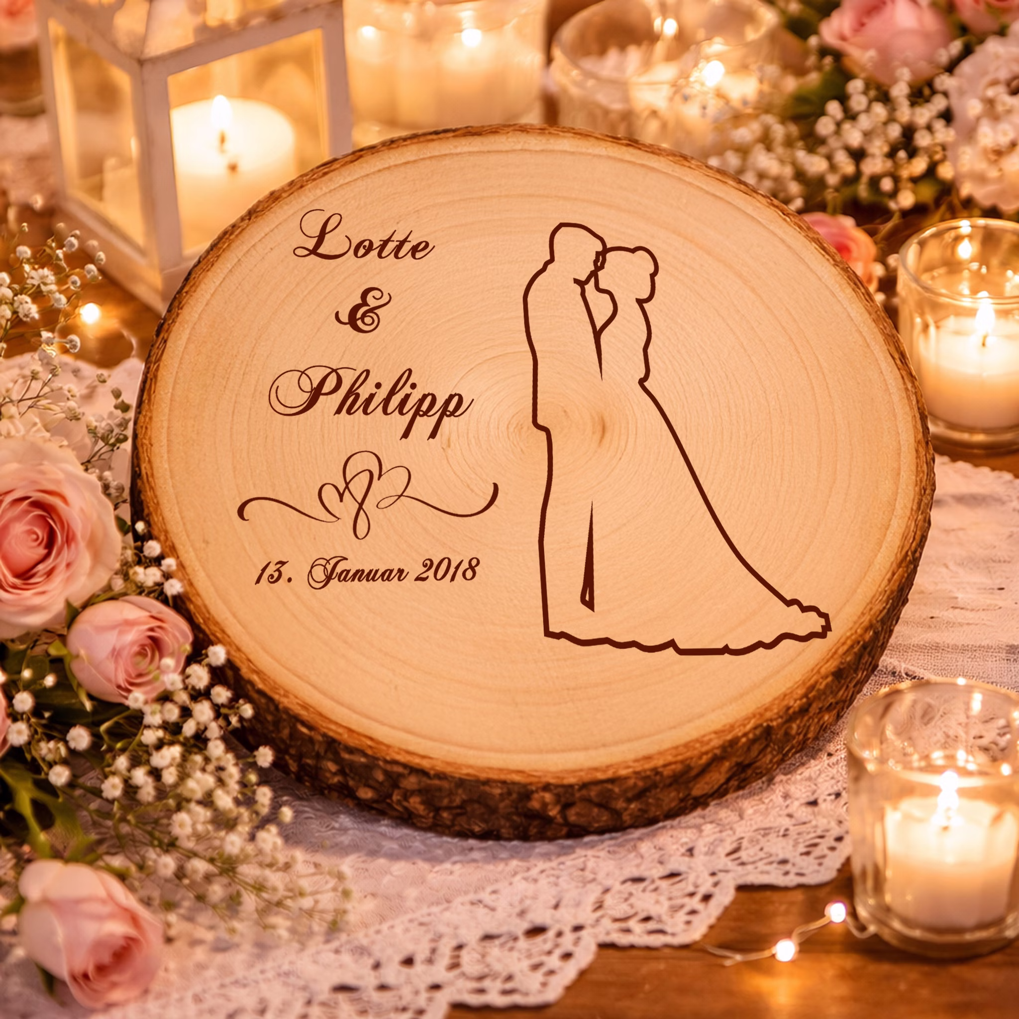 Baumscheibe mit Gravur 30 cm Brautpaar Namen und Datum Hochzeit Jahrestag Geschenkidee Hochzeitsgeschenk Silberhochzeit Personalisierte Baumscheibe mit Hochzeitsgravur liegt dekorativ auf Spitze, umgeben von Kerzenlicht, Rosen und feiner Hochzeitsdekoration.