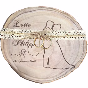 Baumscheibe mit Gravur 30 cm Brautpaar Namen und Datum Hochzeit Jahrestag Geschenkidee Hochzeitsgeschenk Silberhochzeit Band mit Eheringen auf gravierter Baumscheibe Lotte & Philipp 13. Januar 2018 mit Doppelherzen und Brautpaar-Motiv.