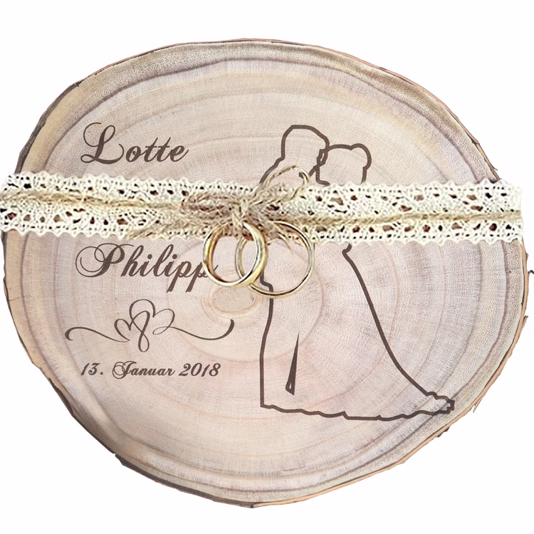 Baumscheibe mit Gravur 30 cm Brautpaar Namen und Datum Hochzeit Jahrestag Geschenkidee Hochzeitsgeschenk Silberhochzeit Band mit Eheringen auf gravierter Baumscheibe Lotte & Philipp 13. Januar 2018 mit Doppelherzen und Brautpaar-Motiv.
