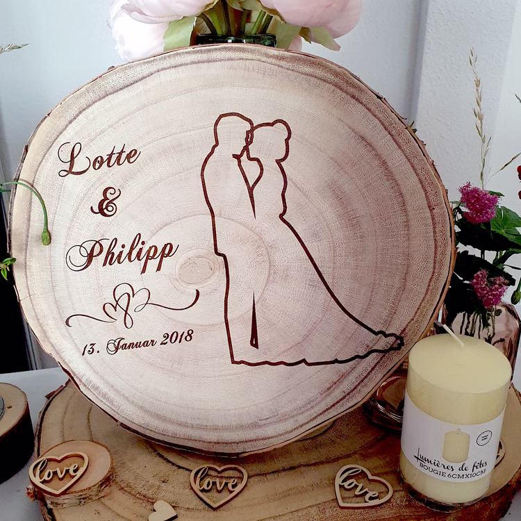 Baumscheibe mit Gravur 30 cm Brautpaar Namen und Datum Hochzeit Jahrestag Geschenkidee Hochzeitsgeschenk Silberhochzeit Baumscheibe mit Gravur Lotte & Philipp 13. Januar 2018 mit Doppelherzen und Brautpaar-Motiv dekorativ mit Kerze.