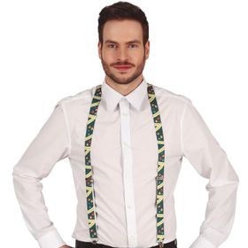 Mann trägt grüne Weihnachts-Hosenträger vor weißem Hintergrund von Vorne.