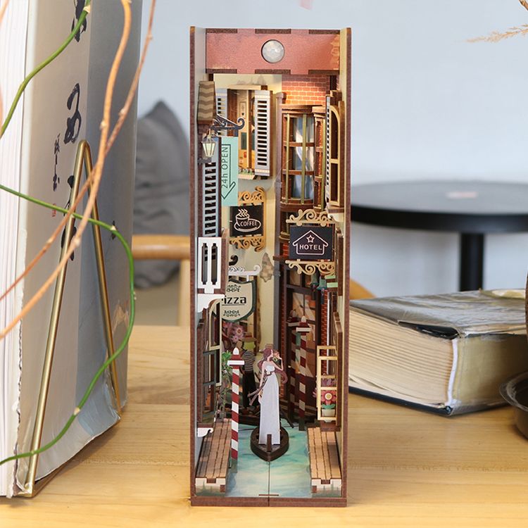 Book Nook Travel in Venice 127 Teile DIY 3D Miniatur Buchstütze mit LED-Licht