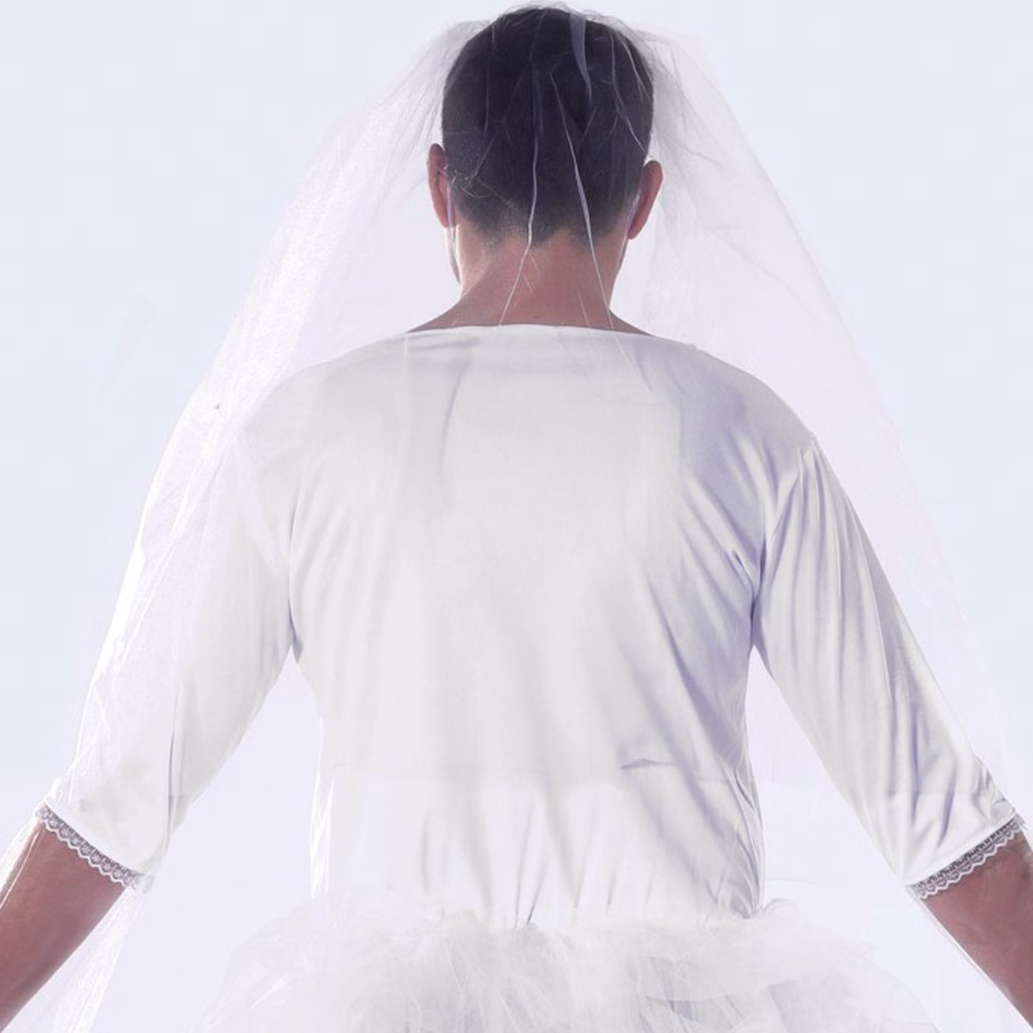 Männerballett Kostüm Braut mit Schleier Nahaufnahme von Hinten