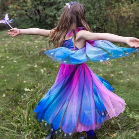 Schmetterling Kostüm Schwebender Bläuling mit Flügeln & Haarreif Blau-Lila für Kinder Gr. 98-128 Tier Tierkostüm Fasching Karneval Geburtstag Schmetterling Kostüm Schwebender Bläuling für Kinder von Hinten Mädchen dreht sich in ihrem Kostüm auf der Wiese