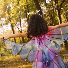 Schmetterling Kostüm Schwebender Bläuling mit Flügeln & Haarreif für Kinder auf der Wiese mit ausgebreiteten Flügeln von Vorne