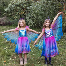 Schmetterling Kostüm Schwebender Bläuling mit Flügeln & Haarreif Blau-Lila für Kinder Gr. 98-128 Tier Tierkostüm Fasching Karneval Geburtstag Schmetterling Kostüm Schwebender Bläuling für Kinder von Vorne zwei Mädchen spielen auf der Wiese in ihrem Kostümen