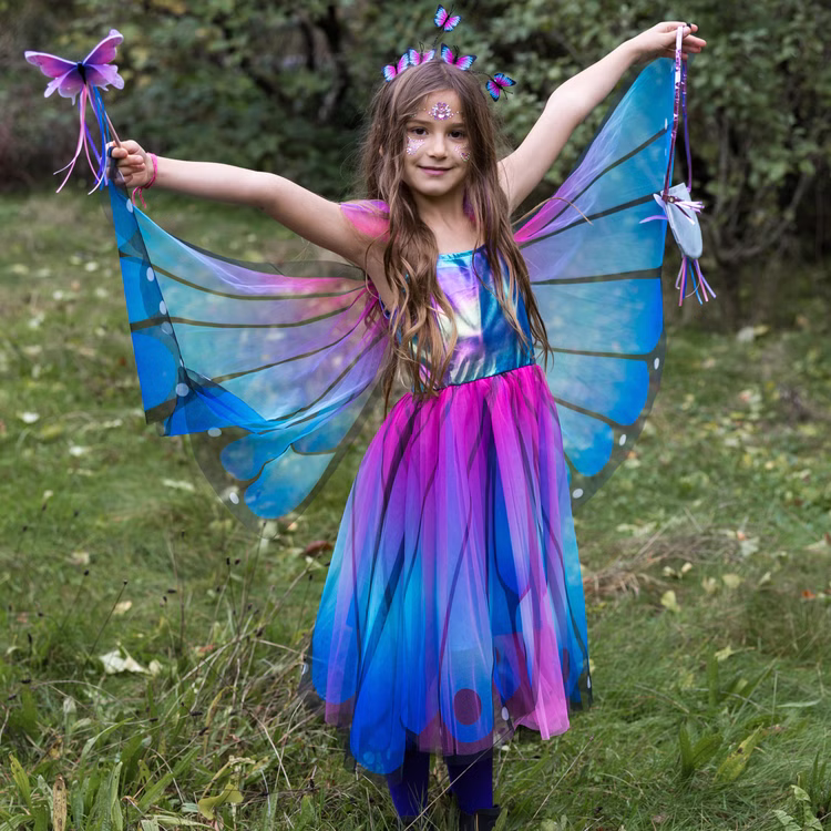Schmetterling Kostüm Schwebender Bläuling mit Flügeln & Haarreif Blau-Lila für Kinder Gr. 98-128 Tier Tierkostüm Fasching Karneval Geburtstag Schmetterling Kostüm Schwebender Bläuling mit Flügeln & Haarreif für Kinder auf der Wiese mit ausgebreiteten Flügeln von Vorne