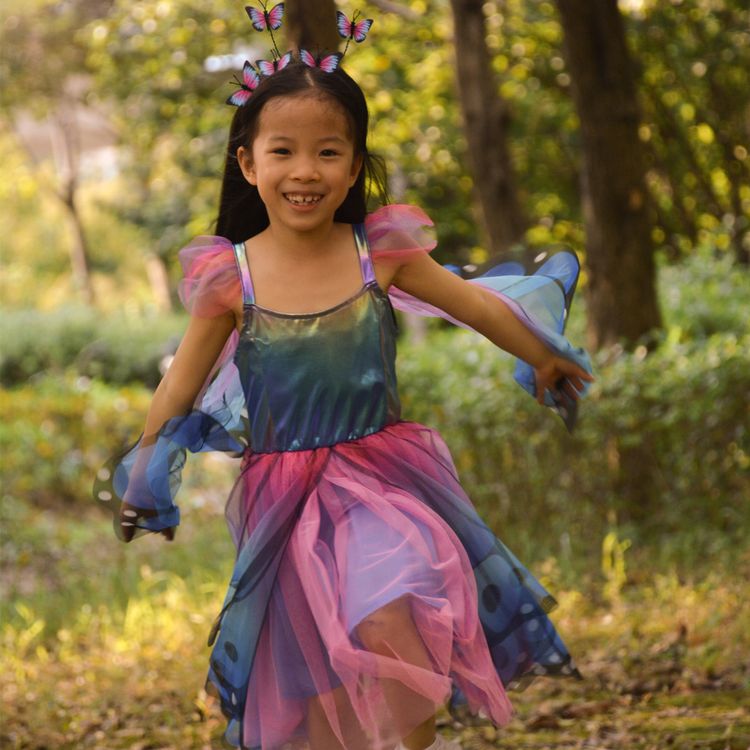 Schmetterling Kostüm Schwebender Bläuling mit Flügeln Blau-Lila für Kinder Schmetterling Kostüm Schwebender Bläuling mit Flügeln & Haarreif für Kinder auf der Wiese mit ausgebreiteten Flügeln von Vorne