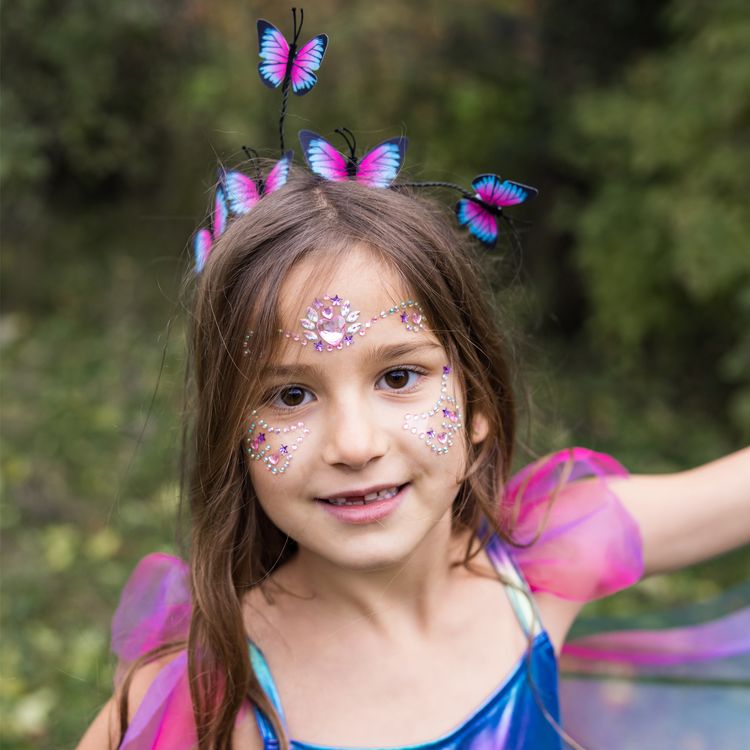 Schmetterling Kostüm Schwebender Bläuling mit Flügeln Blau-Lila für Kinder Schmetterling Kostüm Schwebender Bläuling mit Flügeln & Haarreif für Kinder auf der Wiese mit ausgebreiteten Flügeln von Vorne