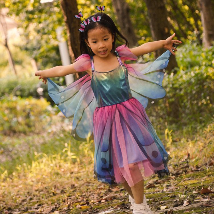 Schmetterling Kostüm Schwebender Bläuling mit Flügeln Blau-Lila für Kinder Schmetterling Kostüm Schwebender Bläuling mit Flügeln & Haarreif für Kinder auf der Wiese mit ausgebreiteten Flügeln von Vorne