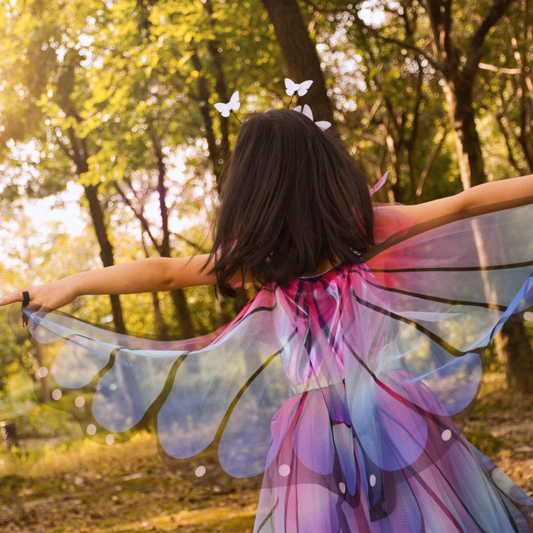 Schmetterling Kostüm Schwebender Bläuling mit Flügeln & Haarreif Blau-Lila für Kinder Gr. 98-128 Tier Tierkostüm Fasching Karneval Geburtstag Schmetterling Kostüm Schwebender Bläuling für Kinder Nahaufnahme von Hinten durch den Wald rennend und mit ausgebreiteten Flügeln