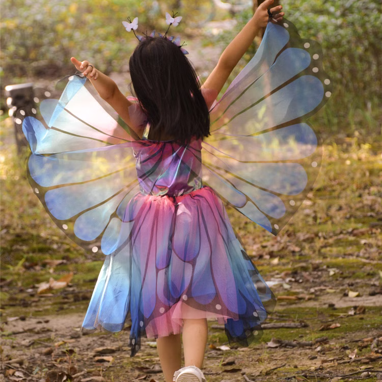 Schmetterling Kostüm Schwebender Bläuling mit Flügeln & Haarreif Blau-Lila für Kinder Gr. 98-128 Tier Tierkostüm Fasching Karneval Geburtstag Schmetterling Kostüm Schwebender Bläuling für Kinder von Hinten durch den Wald rennend und mit ausgebreiteten Flügeln