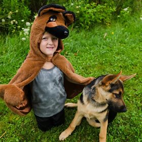 Hunde Kostüm Schäferhund Buddy für Kinder von Vorne auf einer grünen Wiese mit Schäferhund an der linken Seite